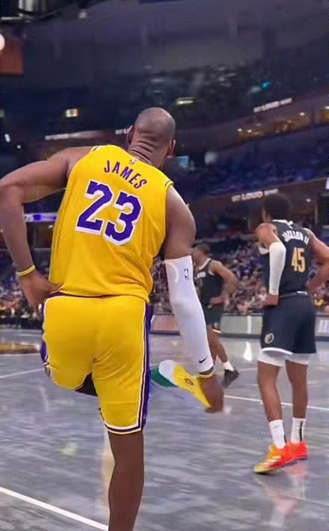 乐鱼APP表现优异首场状态出色，拜仁观众沸腾！，詹姆斯重返赛场引发球迷热议的简单介绍